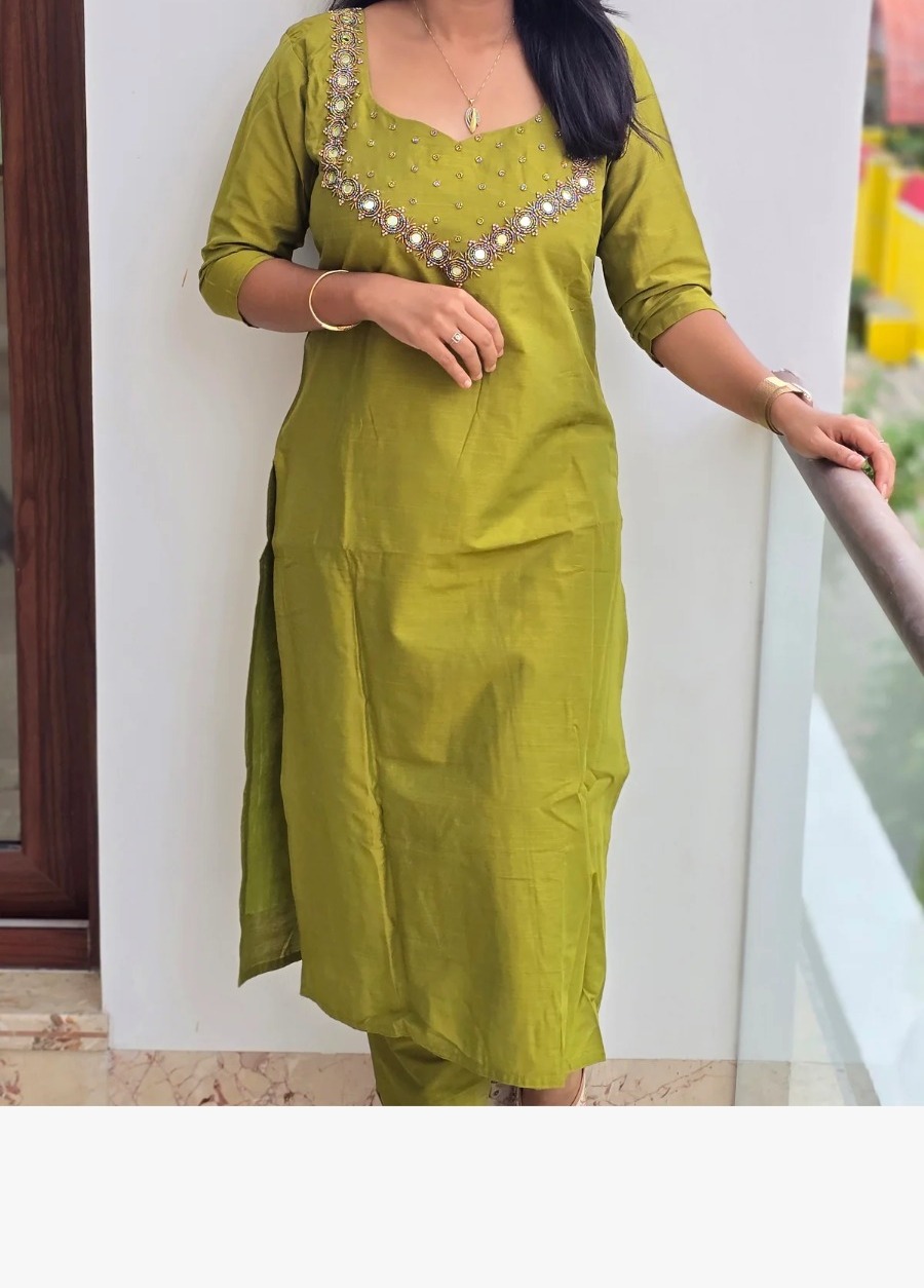 Anbarasi: Elegant Raw Silk Straight Cut Kurti with Pant – Festive Wear Set