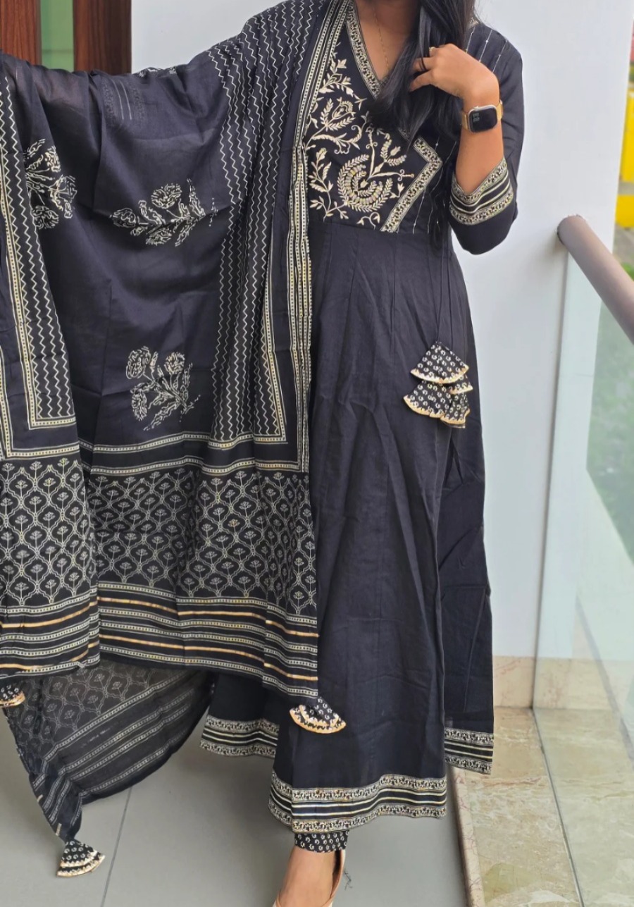 Anbarasi: Cotton salwar set 