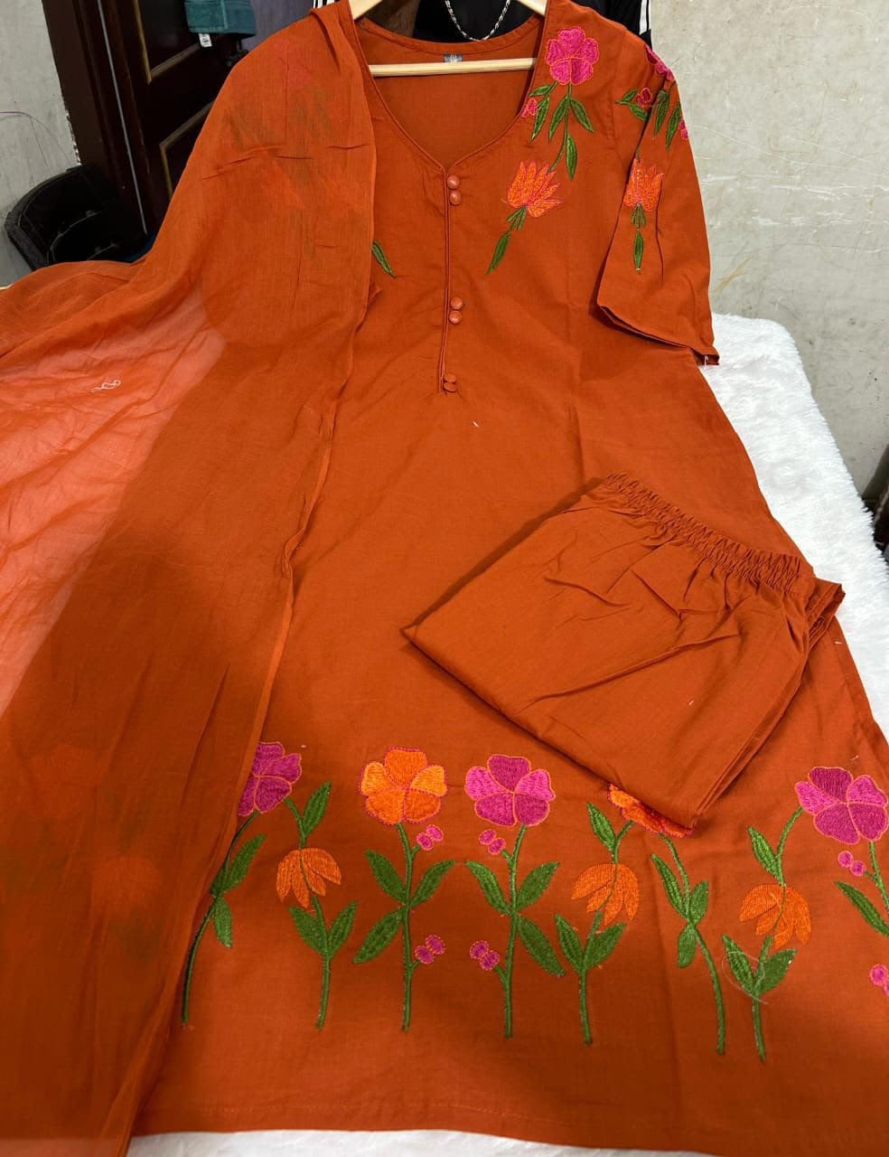 Anbarasi: Pure mul cotton dupatta with lace border